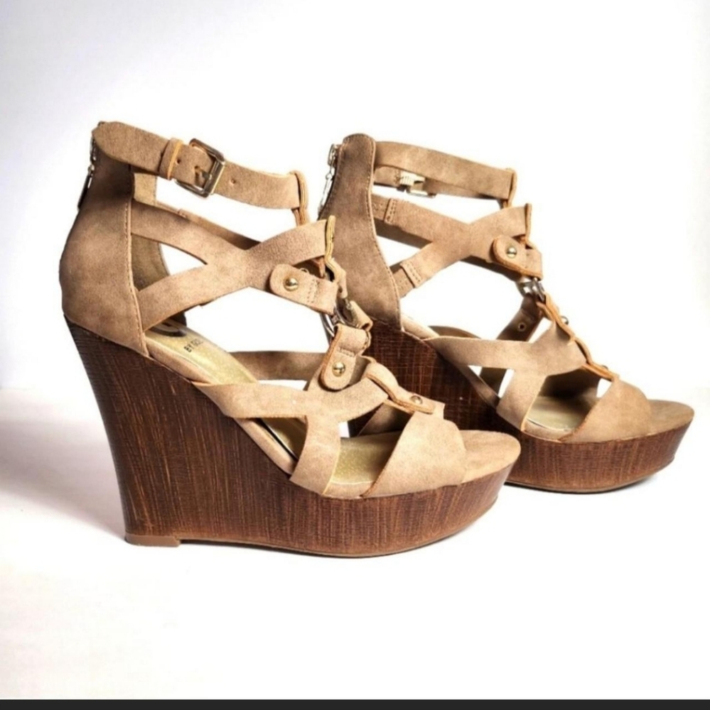 G by Guess open toe women's platform. Size 7. Preloved in excellent conditions.
